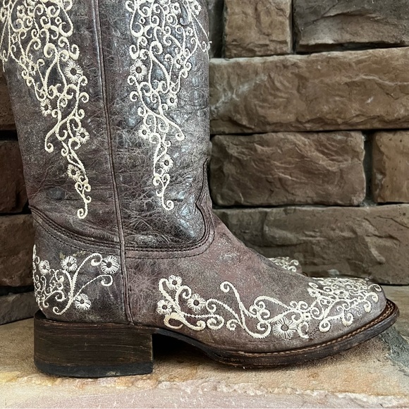 Corral Brown and Cream Embroidered Western Boots - Picture 3 of 16